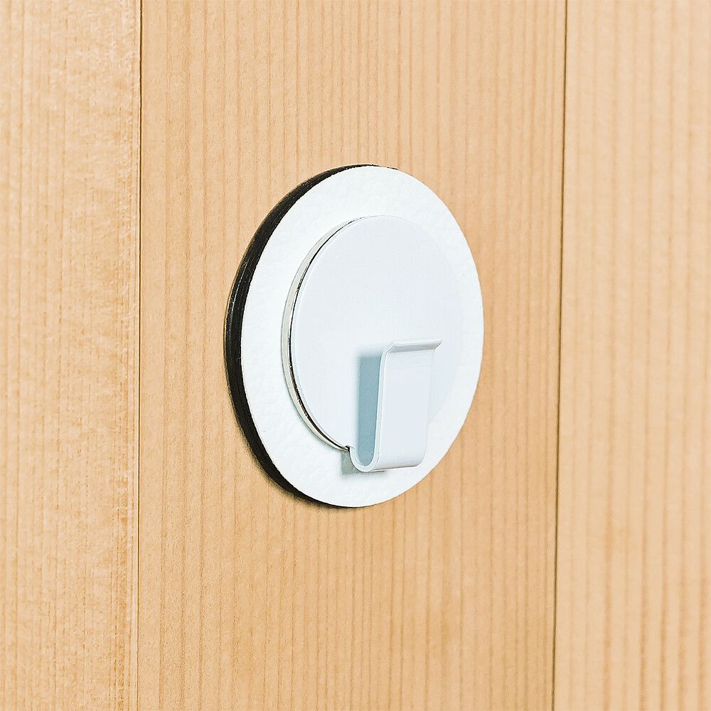 Silwy Magnet-Haken Clever, mit weißem Haltepad auf Holz montiert
