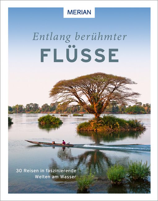 9783834232793 MERIAN - Entlang berühmter Flüsse, Boot fährt auf Fluss mit Bäumen im Wasser
