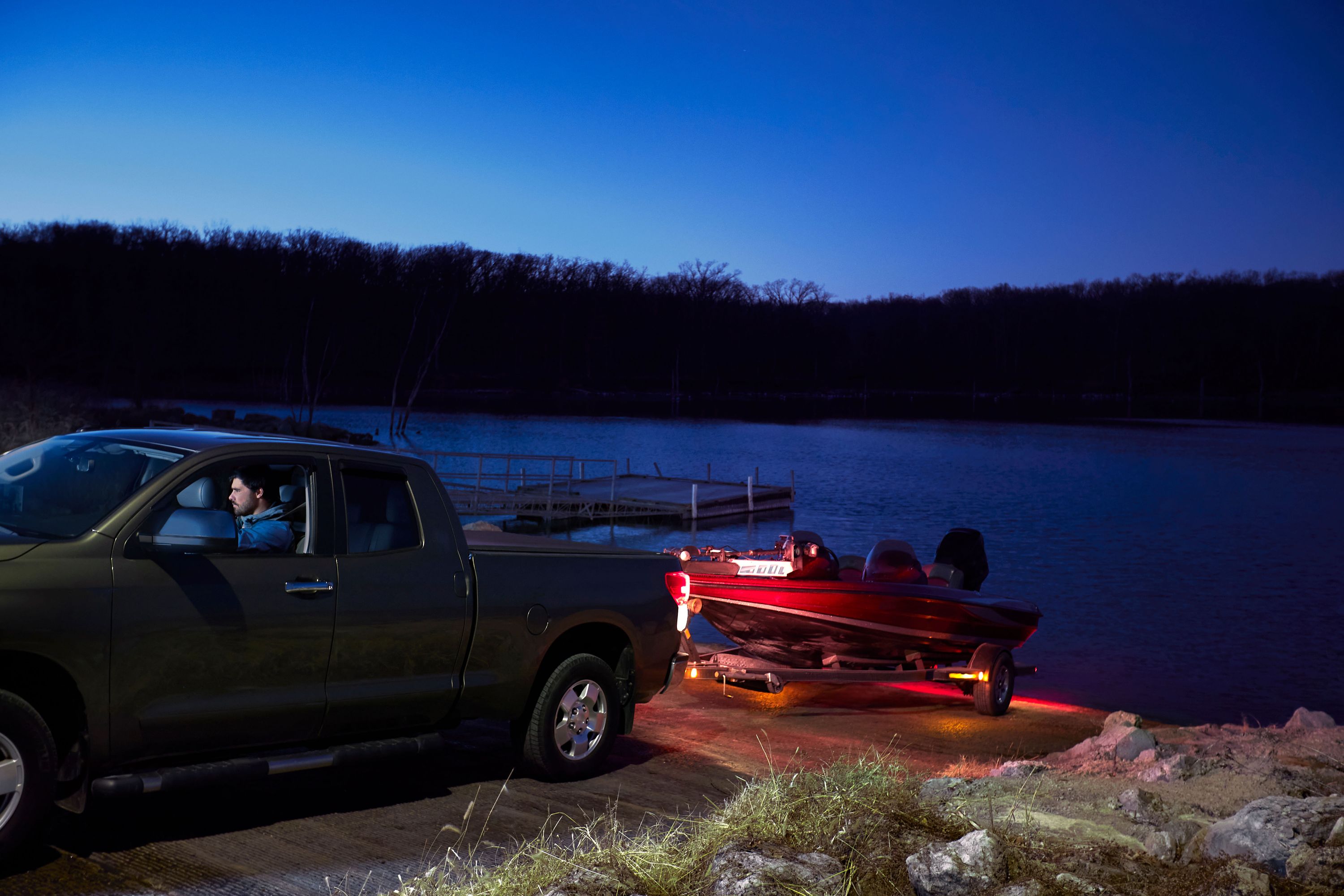 Auto an See mit Boot