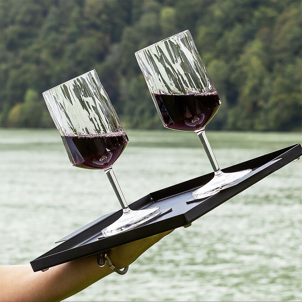 Silwy Magnet-Kunststoffgläser Wein, 2 Gläser auf ein Tablett gestellt, trotz Neigung halten diese. Ein See und Bäume im Hintergrund
