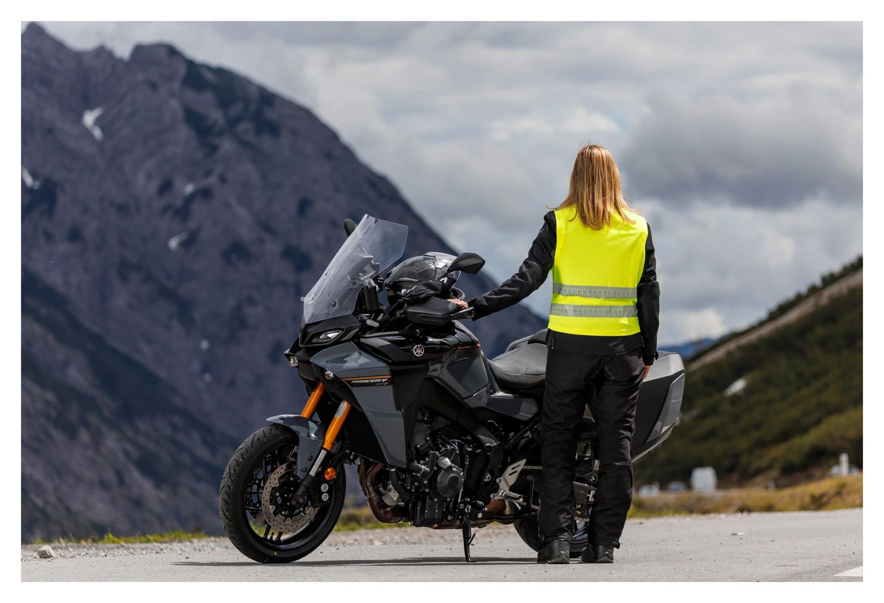 Motorrad, Tourenmotorrad, Rüstung/Schutzausrüstung, Warnweste, Motorrad mit Helm