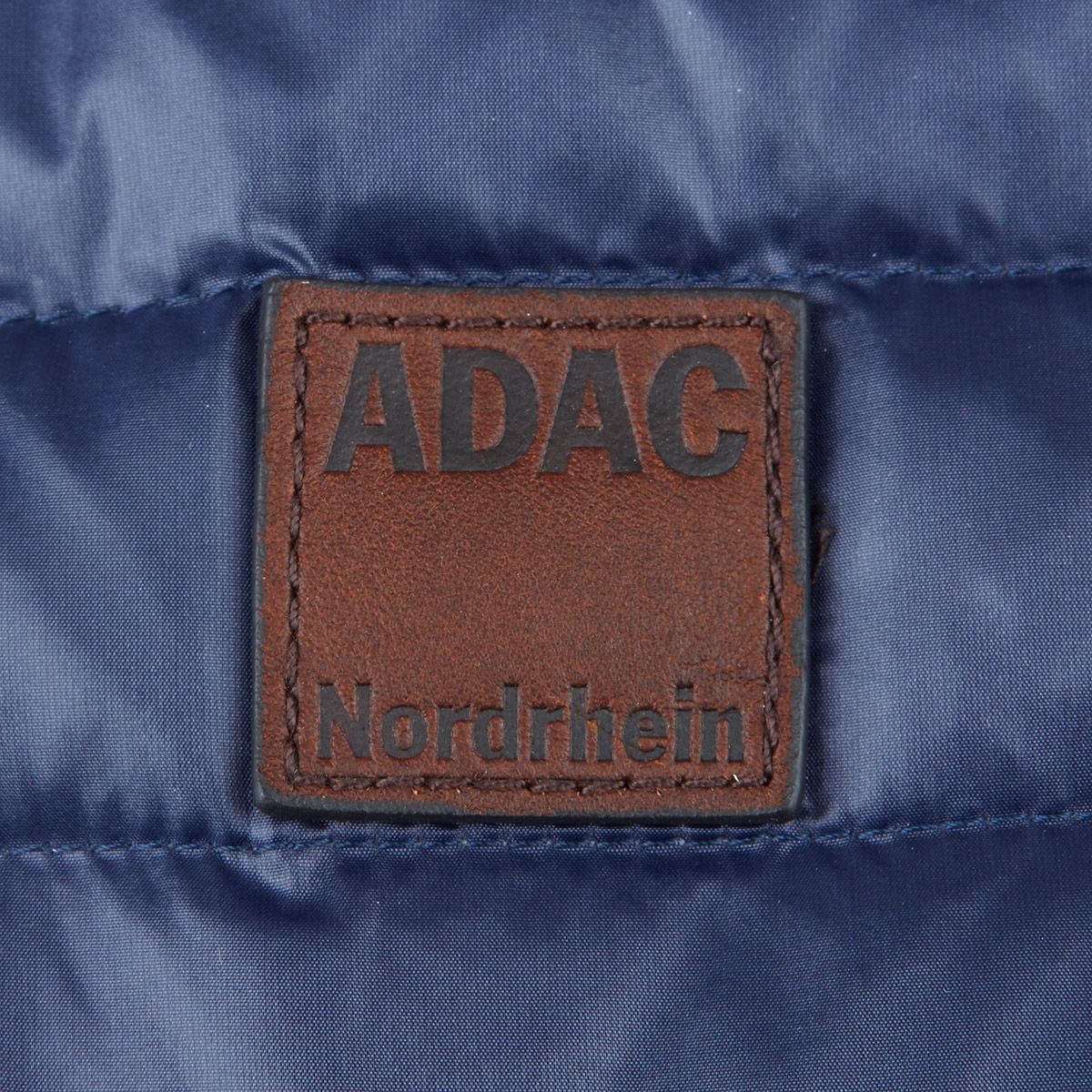 NRH20013093-weste-fiona-detailSk4rJCtuvfdyA Handstich Damenweste mit dezentem ADAC Logo