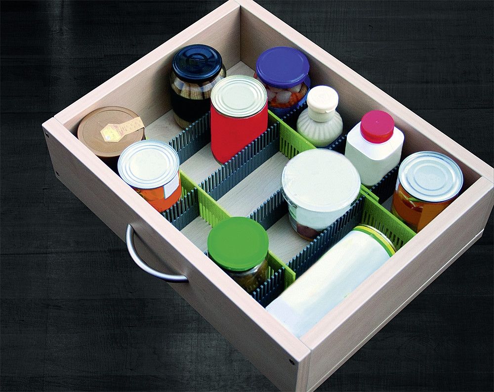 Schublade mit Einsätzen in Grün, Diverse runde Flaschen darin platziert