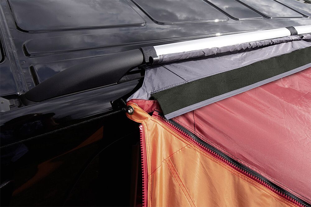 BENT Universal Fahrzeugadapter, Nahaufnahme von einem Vorzelt am Camperbus