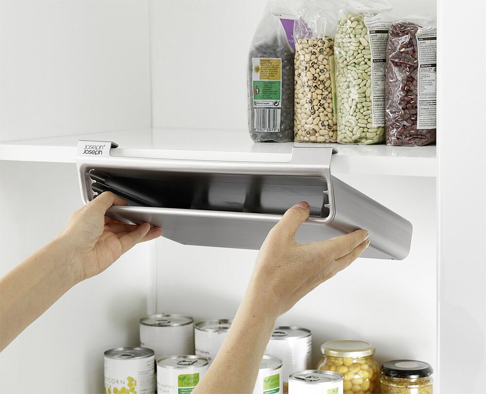 Frau die das Unterregal für die Schneidebrette anbringt