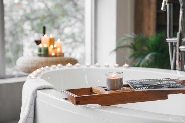 Weiße Badewanne mit Kerzen