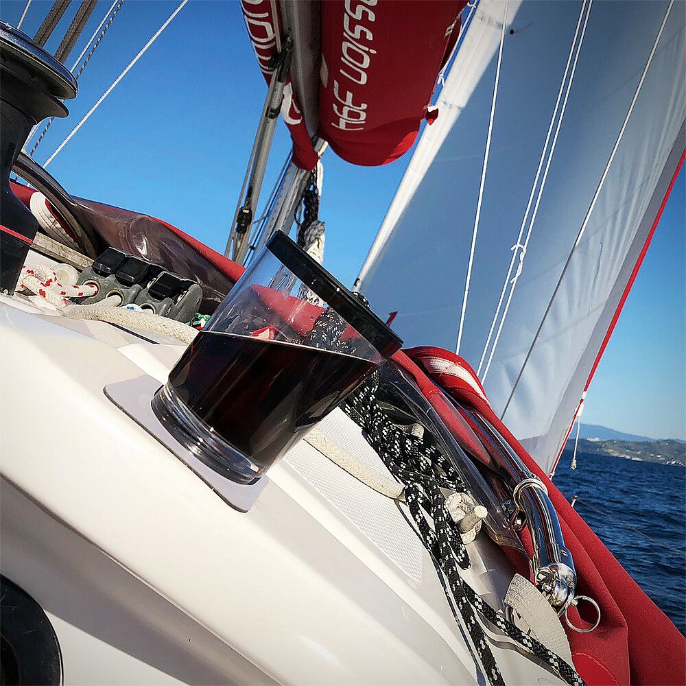 Silwy Manget-Trinkbecher an einem Boot befestigt und hält trotz starker Neigung