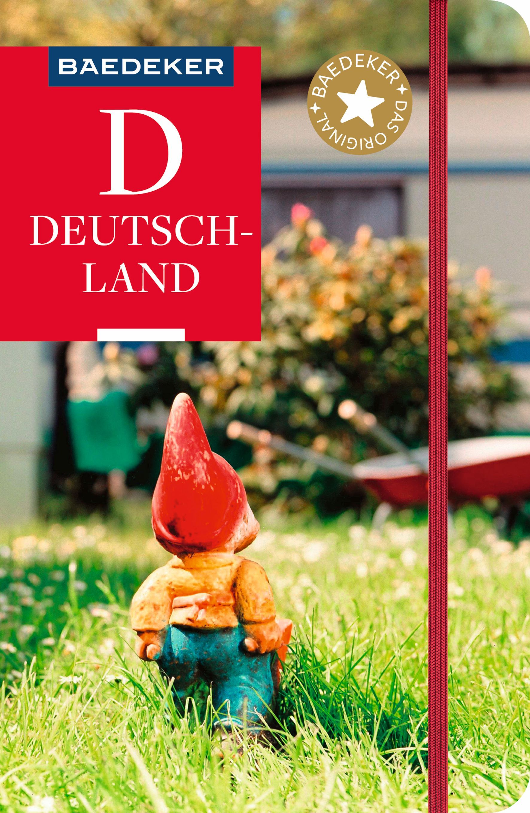 Baedeker Reiseführer Deutschland Cover Baedeker Reiseführer Deutschland. Gartenzwerg von hinten im Gras in Garten