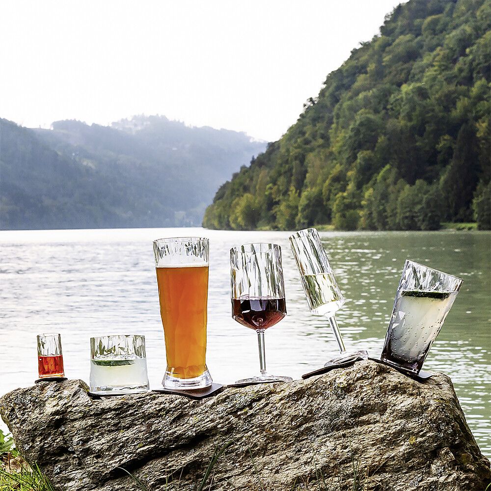 Silwy Magnetgläser in verschiedenen Ausführungen an einem Stein befestigt. Vor einem See mit Bergpanorama