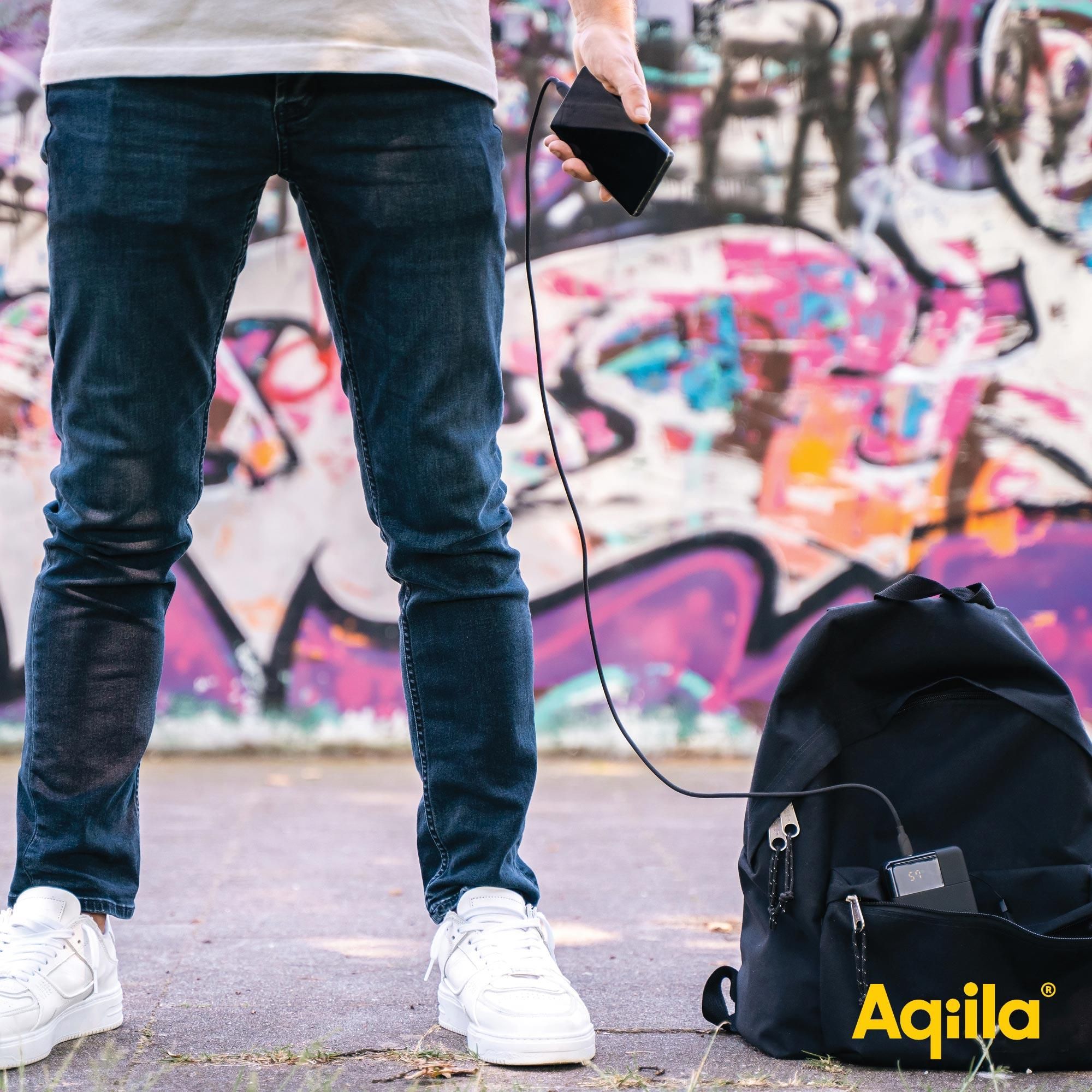  Jeans,  Sneaker,  Rucksack,  Ladekabel,  Graffiti-Hintergrund