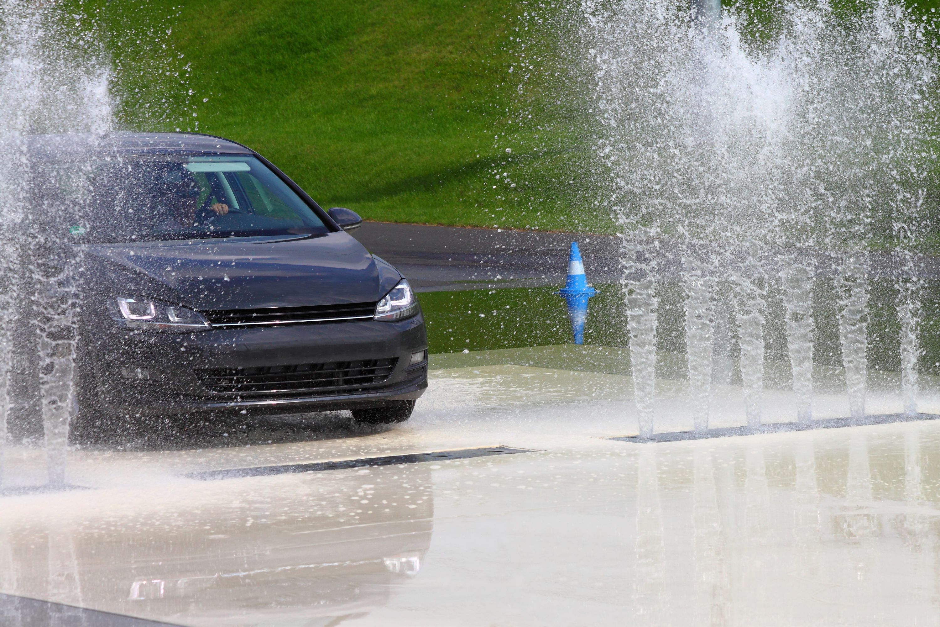auto, limousine?, grau, wasserfontäne, fahrzeug