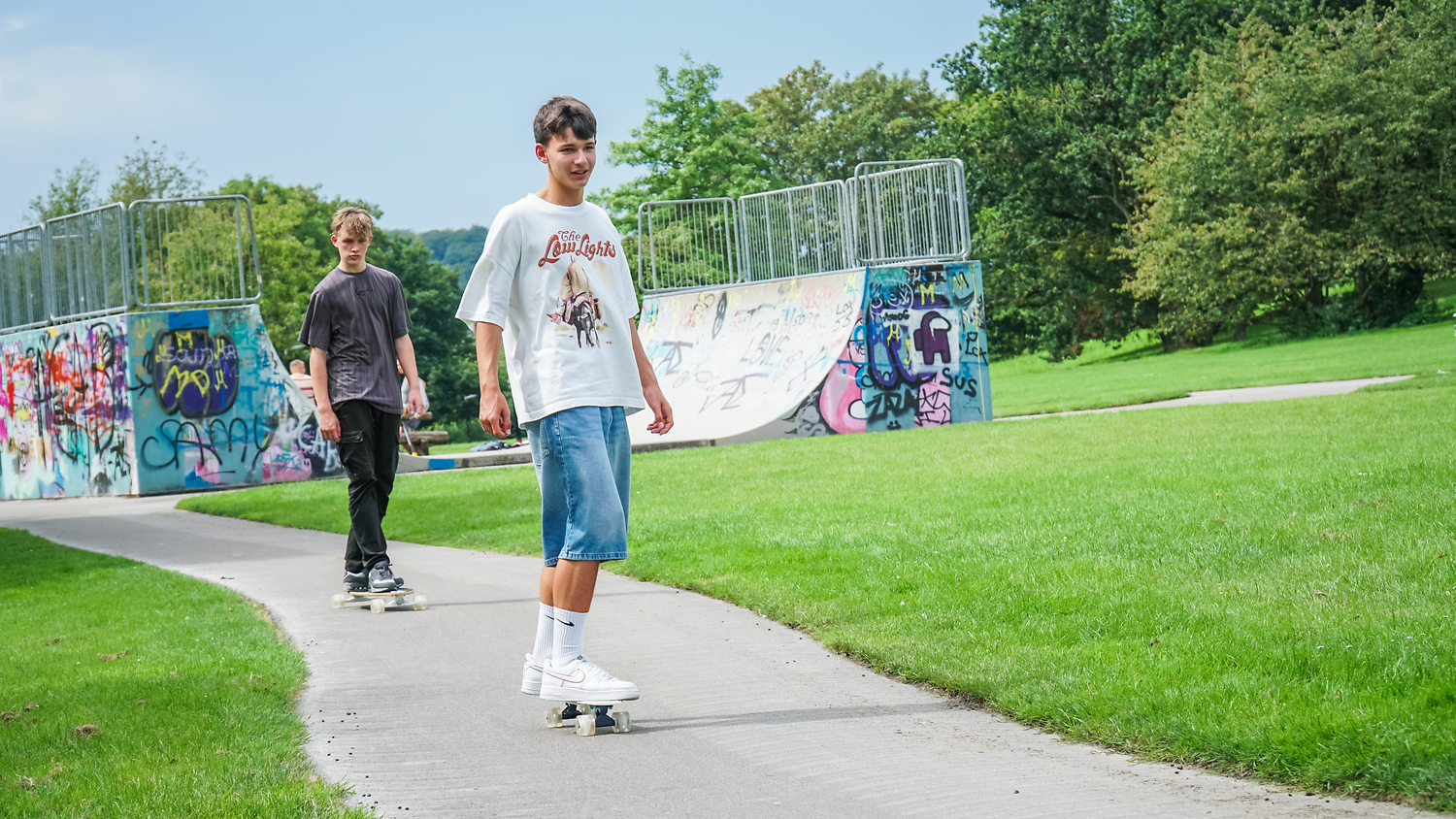 skateboard, Skateboarder, Graffiti-Park, Casualkleidung, Shorts