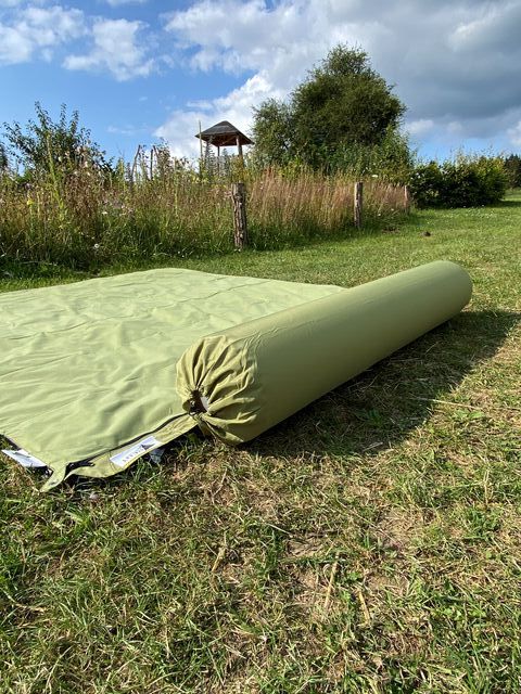 BENT Zip Kissenrolle XL Lounger grüne Kissenrolle auf Rasen