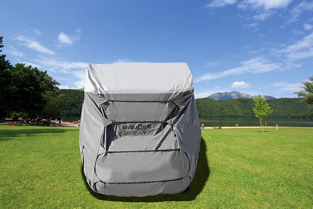 Brunner Camper Schutzhülle über Wohnmobil überstülpt. Ansicht von vorne