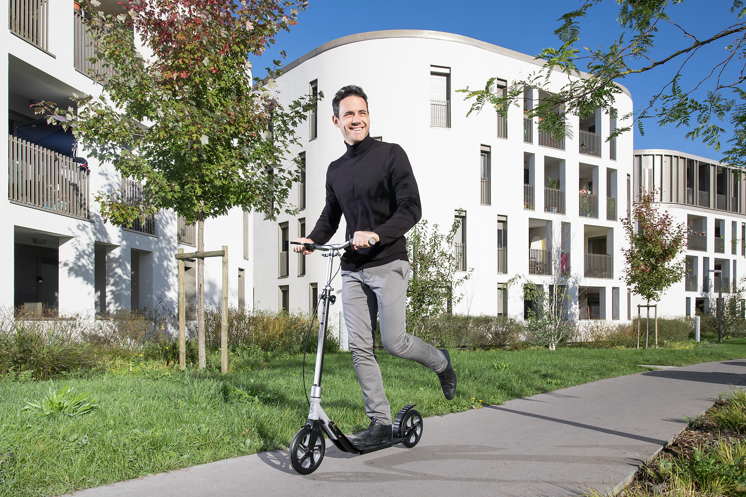E-Scooter, Scooter, Urban transport, Herrenpullover, Graue Hose