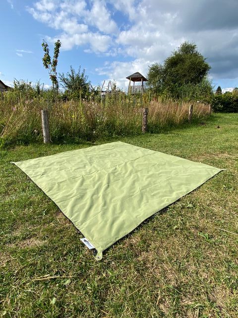 BENT Teppich Zip-Carpet Decke ausgebreitet auf Wiese